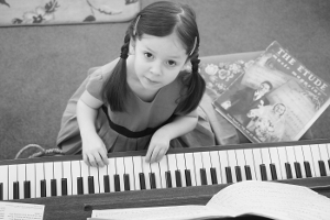 Kid learning how to play the piano
